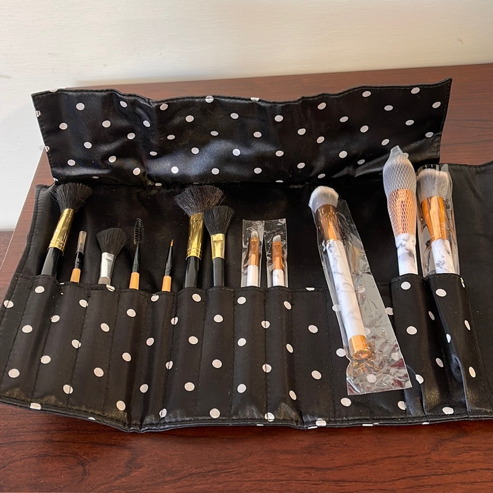 NWOT, never used make brushes set